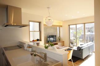 自然と家族が集まる温かい雰囲気のリビング