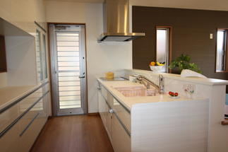 使いやすく、収納たっぷりカウンターキッチン