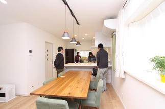 家族と過ごす明るいキッチン