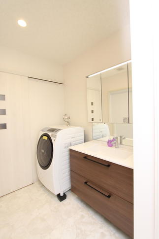 ウォークスルーで動線をすっきりと。