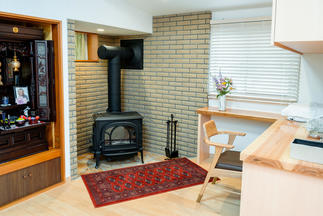 薪ストーブの位置にもこだわりが。