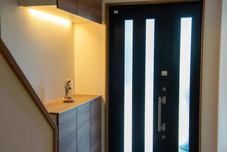 家族やお客様をシンプルな空間でお出迎えします