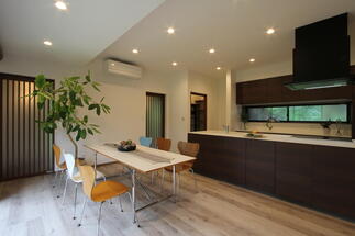 庭の眺めも最高。食卓の会話も弾むキッチンへ。