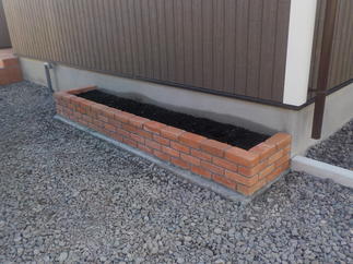 古びたレンガで花壇を造って見ました。