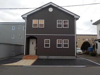 外壁に可愛いガラリを付けました