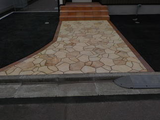 石材仕様の玄関アプローチが素敵