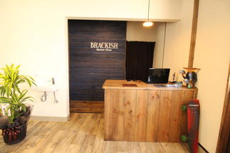 スマートなアーバンスタイル　受付カウンター