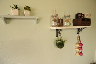 キッチンの反対側の壁にも華を添えてみました