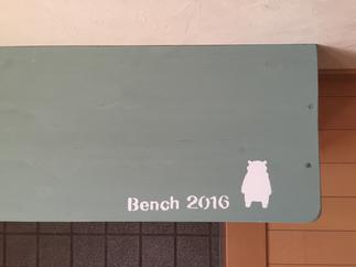 ベンチも可愛らしくアレンジしてみました