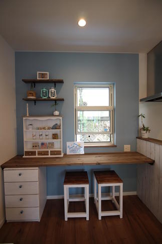 キッチン前の可愛いスターディー＆ワークスペース