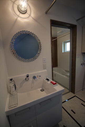 サーファーズテイストを感じさせる洗面化粧台