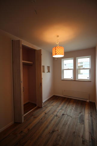 無垢のフローリングが映える可愛い子供部屋（女の子）