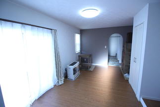 車庫だったスペースが暖かいリビングルームへ