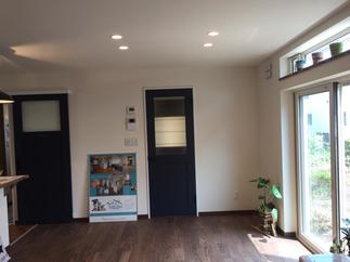 南面の大きな窓から光溢れるステキなリビングルームになりました。