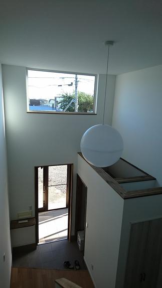 玄関ドアを開けると大きな吹き抜けの空間が・・・開放感いっぱいの玄関です！！