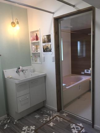 洗面台も可愛らしく、そしてお風呂も新品に入れ替えました