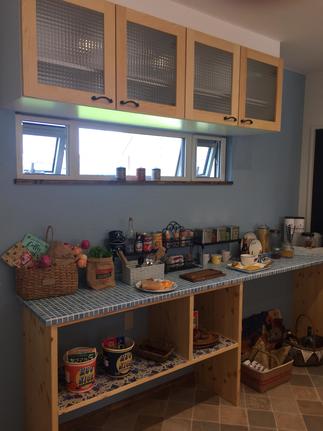 キッチンは無垢の素材で色彩も豊かにコーディネートしました。