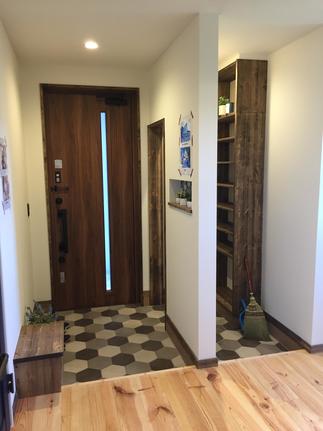 シューズクロークも兼ね備えた素敵な玄関になりました。