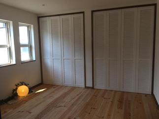 昔ながらの居間がカリフォルニアテイストのリビングに・・・