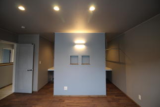 シックな寝室をカラーと照明で演出しています。