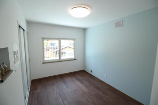 2階の寝室は爽やかなブルーグレーで