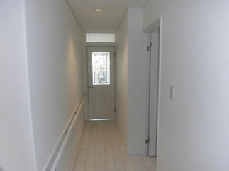 廊下もリリビングドアも白さがイイ