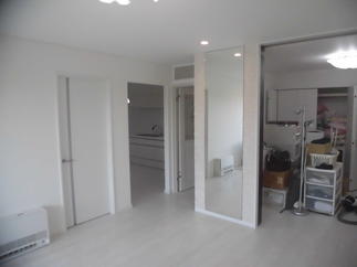 鏡をつけるベースには白のエコカラットを採用