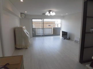 白を基調とした明るくて爽やかなリビングルームにしました。