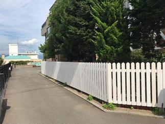 ピンクの塗り壁の外壁には白いフェンスが合う！！