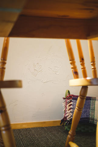 ご家族で作業された塗り壁と娘様お二人の記念手形