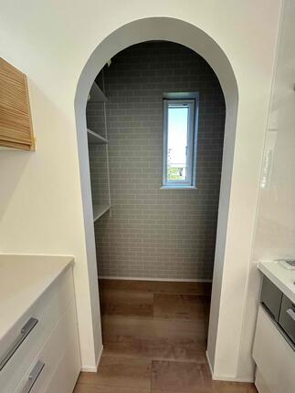 使い勝手抜群のキッチン横パントリー