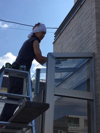 光が差し込む屋根ガラスの組み込み