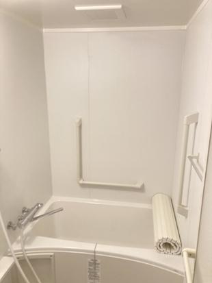 浴室の取替でまたぎ高さ解消と手すり取付で安心リフォーム