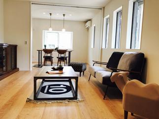 ダイニングとの間仕切りを天井までの大きなものにすることで広々とした空間を実現