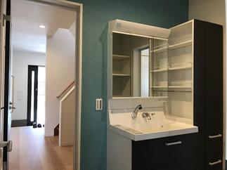 収納力たっぷりの洗面脱衣室