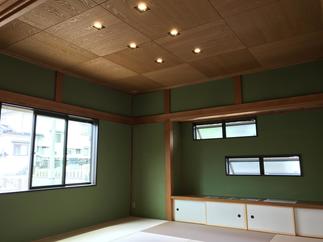 浮造り調の天井で和モダンな空間に