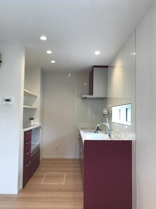 必要なものを十分に収納できるすっきりとしたキッチン