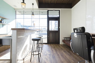 光がたくさん入る正面入口