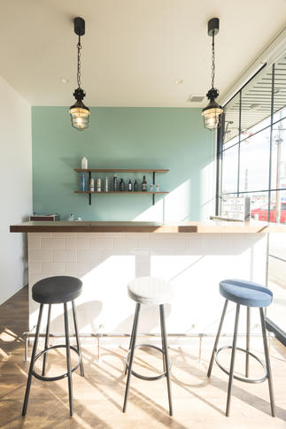 カフェカウンターのような待合席