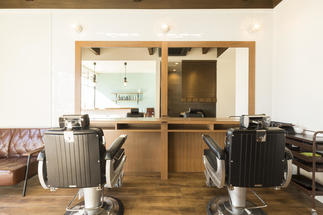 大きな鏡のカットスペース