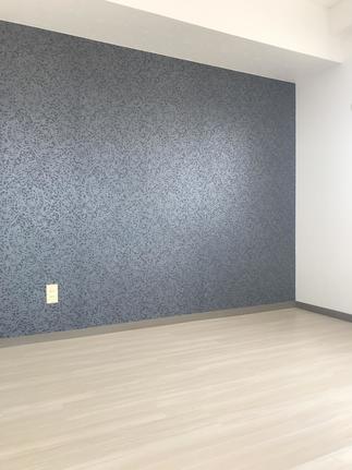 アクセントクロスで落ち着きある空間に