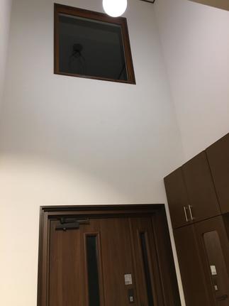 吹抜け空間の窓も内窓（インプラス）を取付たことによって断熱性に優れた玄関ホールに