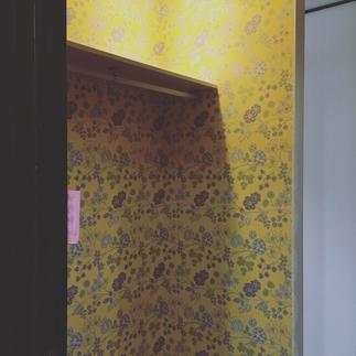 奥様こだわりのクロスを貼った収納スペース