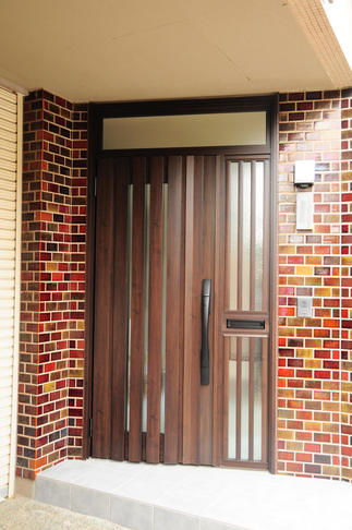 断熱性能にも優れたリシェント玄関ドアを採用