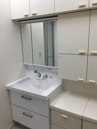 お掃除・収納性に優れた洗面化粧台【ピアラ】