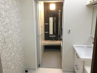 スタイリッシュな浴室洗面脱衣所空間