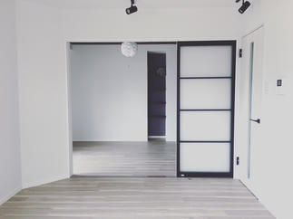 リビングと一体感のある寝室