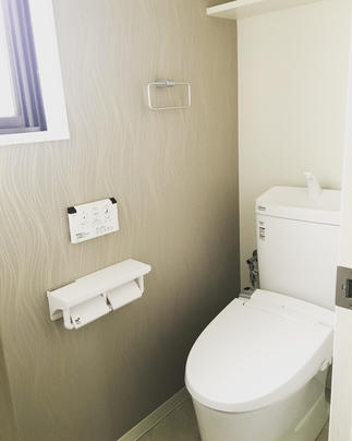 アクセントクロスでモダンなトイレ空間