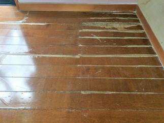 劣化し表面に剥離が見られたフローリング