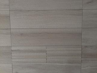 壁面は木目調のエコカラットを施工